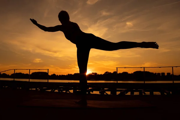 Kobieta Uprawia Jogę Zachodzie Słońca Virabhadrasana Wojownik Stwarzają — Zdjęcie stockowe