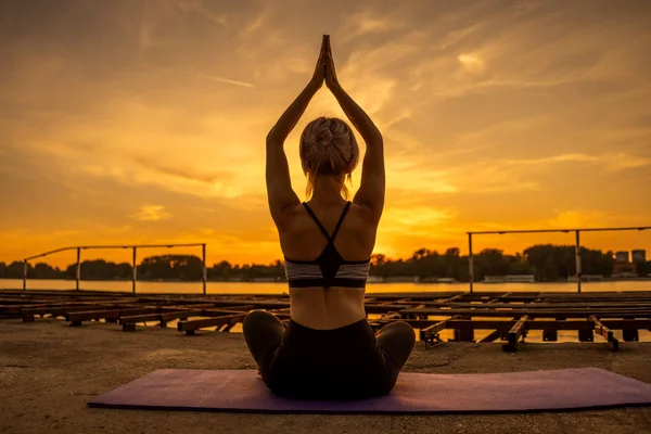 Kvinna Som Tränar Yoga Solnedgången Padmasana Lotus Pose — Stockfoto