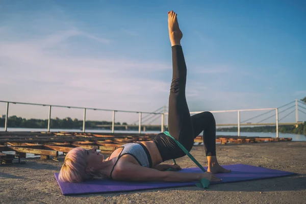 Mujer Ejercitando Pilates Con Banda Elástica Día Soleado — Foto de Stock