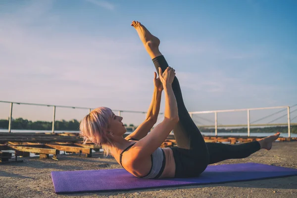 Mujer Ejercitando Pilates Día Soleado Ejercicio Estiramiento Pierna Recta — Foto de Stock