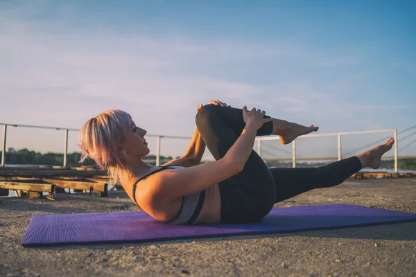 Kobieta Ćwicząca Pilates Słoneczny Dzień Pojedyncze Ćwiczenia Rozciągania Proste Nogi — Zdjęcie stockowe