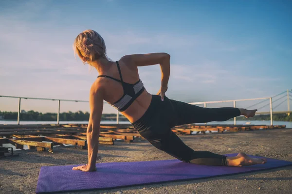 Mujer Ejercitando Pilates Día Soleado Tablón Lateral Con Ejercicio Patada — Foto de Stock