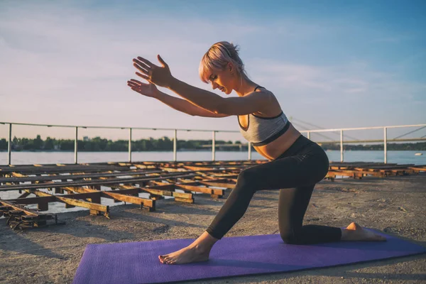 Mujer Ejercitando Pilates Día Soleado Ejercicio Estiramiento Isquiotibial — Foto de Stock