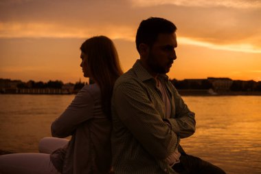 Genç çift ilişkisinde sorunlar yaşıyorsanız. 