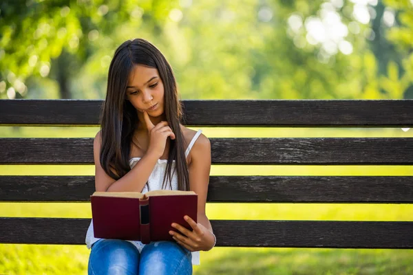 小女孩正在公园看书 — 图库照片