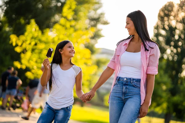 Gelukkige Familie Met Leuke Tijd Park Samen — Stockfoto