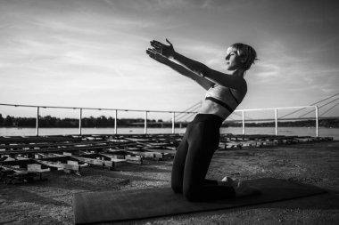 Güneşli günde pilates egzersizi yaptığı kadın. 