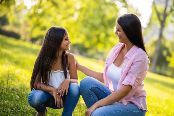 Lycklig Familj Som Har Trevlig Tid Parken Tillsammans — Stockfoto