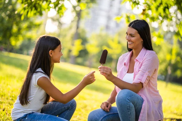 Lycklig Familj Har Trevlig Tid Parken Tillsammans Liten Flicka Äter — Stockfoto