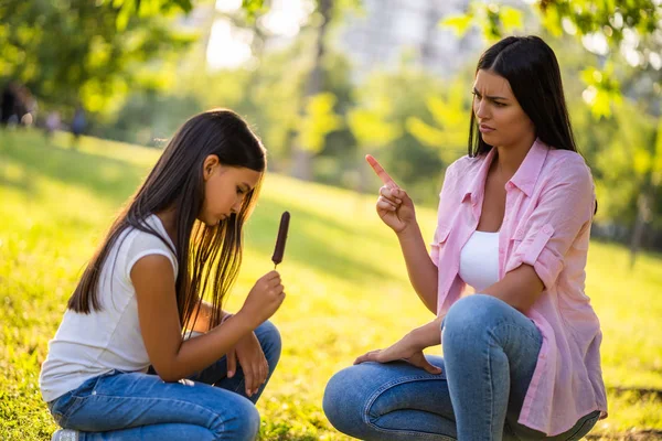 Mamá Está Enojada Porque Hija Está Comiendo Demasiado Helado — Foto de Stock