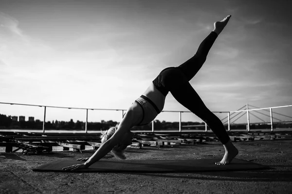 Vrouw Beoefenen Van Yoga Zonnige Dag Svanasana Één Legged Naar — Stockfoto