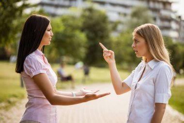 İki bayan arkadaş parkta tartışıyor..
