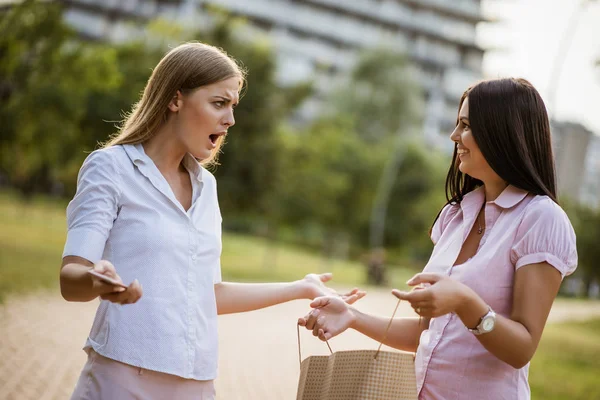 Två Vänner Parken Efter Shopping — Stockfoto