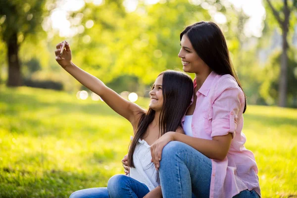 Lycklig Familj Har Trevlig Tid Parken Tillsammans Tar Selfie — Stockfoto