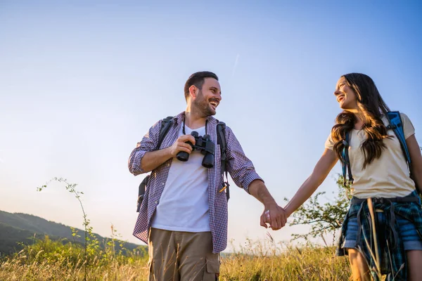 Casal Feliz Está Caminhando Montanha Eles Estão Assistindo Natureza Com — Fotografia de Stock