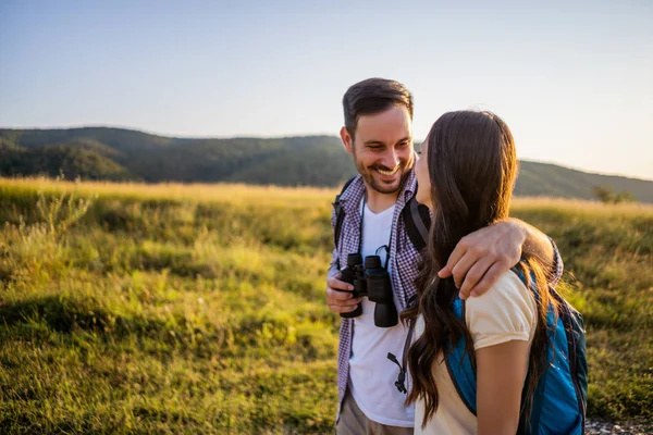 Pareja Feliz Está Excursión Montaña — Foto de Stock