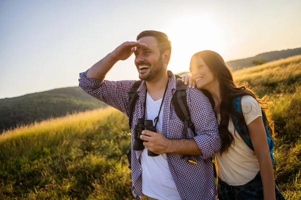 Casal Feliz Está Caminhando Montanha Eles Estão Assistindo Natureza Com — Fotografia de Stock