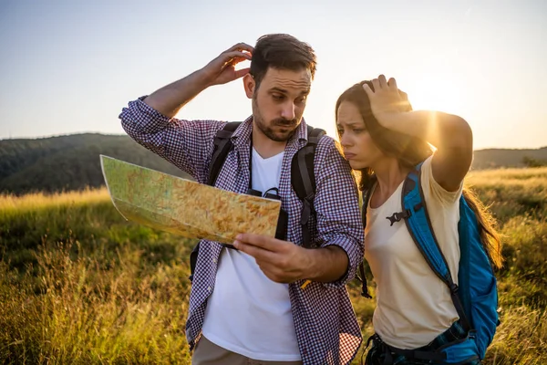 Pareja Está Excursión Montaña Están Mirando Mapa — Foto de Stock