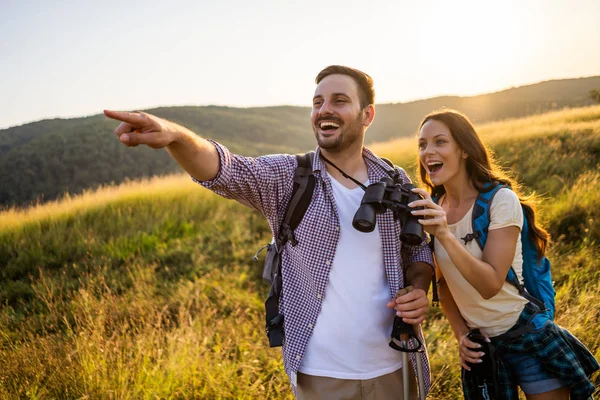 Casal Feliz Está Caminhando Montanha Eles Estão Assistindo Natureza Com — Fotografia de Stock