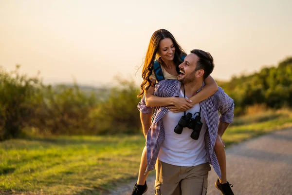 Casal Feliz Está Caminhando Montanha Eles Estão Divertindo Natureza — Fotografia de Stock