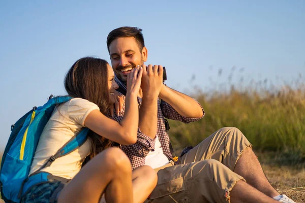 Casal Feliz Está Caminhando Montanha Eles Estão Assistindo Natureza Com — Fotografia de Stock