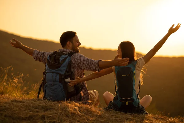 Genç Mutlu Çift Dağda Yürüyüş Yapıyor Gün Batımını Seyrediyor — Stok fotoğraf