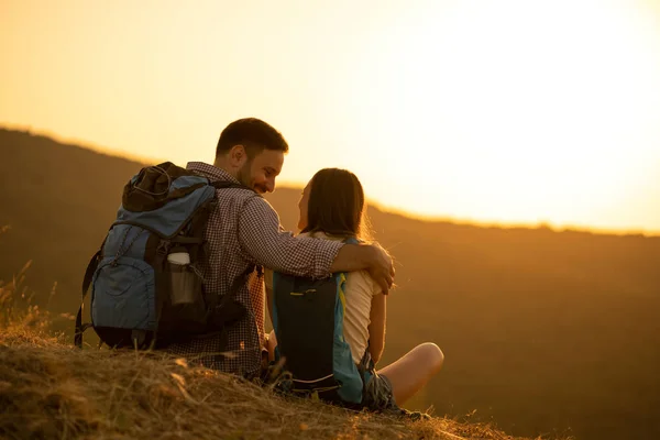 Jovem Casal Feliz Está Caminhando Montanha Olhando Para Pôr Sol — Fotografia de Stock