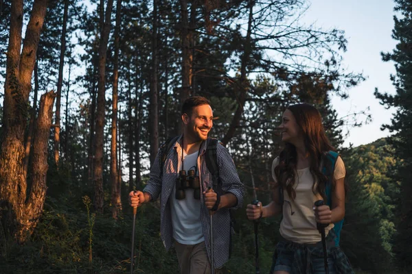 Casal Feliz Está Caminhando Floresta — Fotografia de Stock