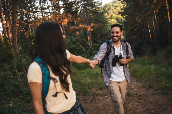 Casal Feliz Está Caminhando Floresta — Fotografia de Stock