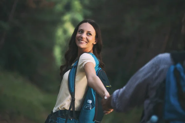 ハッピーカップルは森の中でハイキング — ストック写真