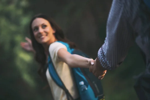 Pareja Feliz Está Excursión Bosque —  Fotos de Stock