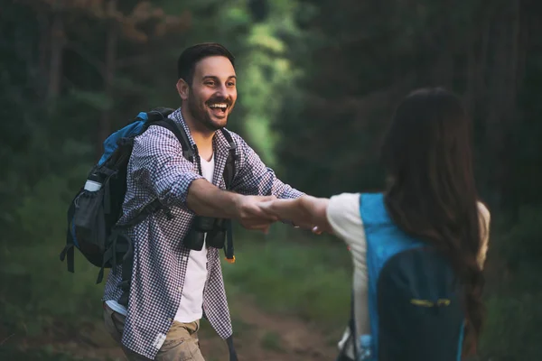 Casal Feliz Está Caminhando Floresta — Fotografia de Stock