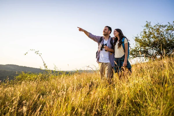 Casal Feliz Está Caminhando Montanha — Fotografia de Stock