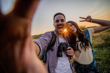 Mutlu çift yürüyüş. Onlar kamera geniş ange lens ile eğleniyoruz.