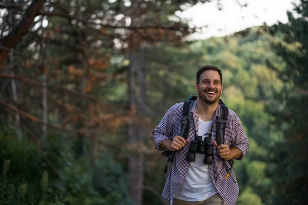 幸せな大人の男は森の中でハイキングしています — ストック写真