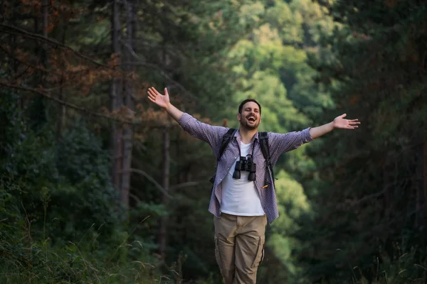 Ευτυχισμένος Ενήλικος Άνθρωπος Είναι Πεζοπορία Στο Δάσος — Φωτογραφία Αρχείου