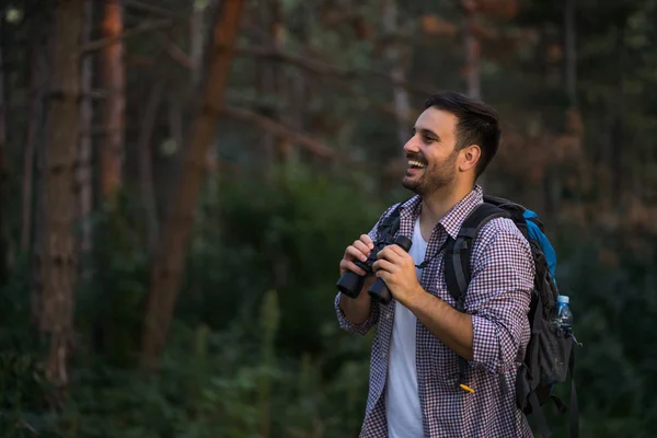 Šťastný Dospělý Muž Pěší Turistika Lese — Stock fotografie