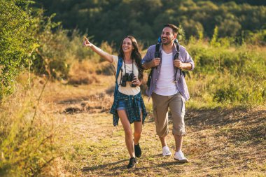 Mutlu çift dağda yürüyüş yapıyor..