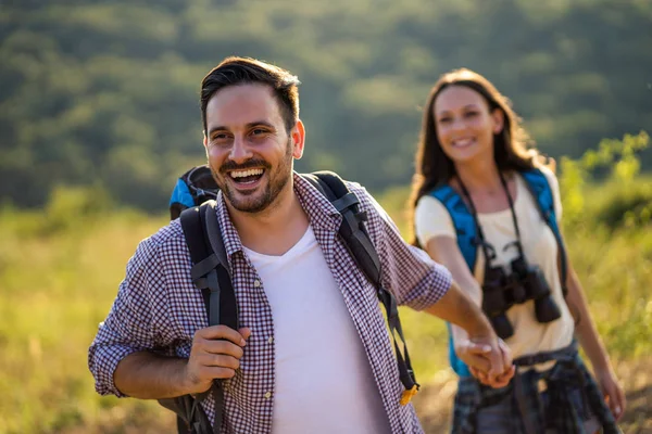 Casal Feliz Está Caminhando Montanha — Fotografia de Stock