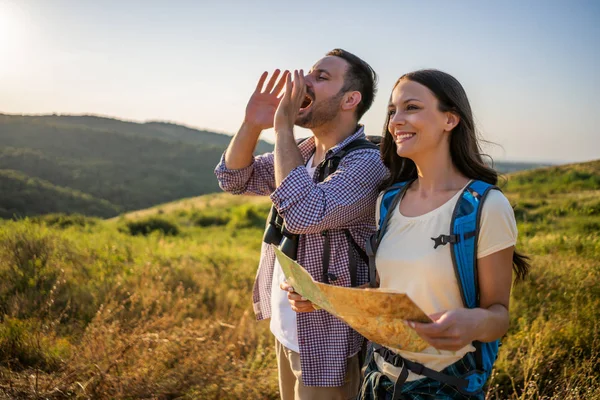 Pareja Feliz Está Excursión Montaña Están Mirando Mapa — Foto de Stock