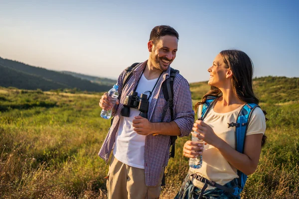 Casal Feliz Está Caminhando Montanha — Fotografia de Stock