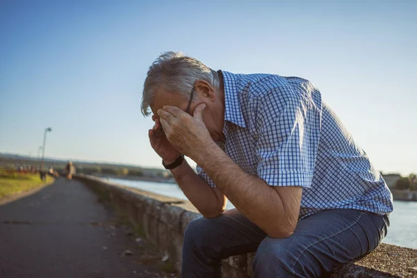 Retrato Aire Libre Del Hombre Mayor Que Está Teniendo Dolor —  Fotos de Stock