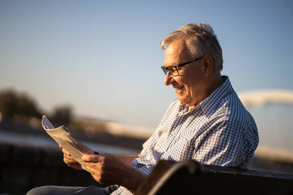 Retrato Livre Homem Sênior Que Está Lendo Jornais — Fotografia de Stock