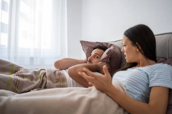 Pareja Joven Discutiendo Cama — Foto de Stock