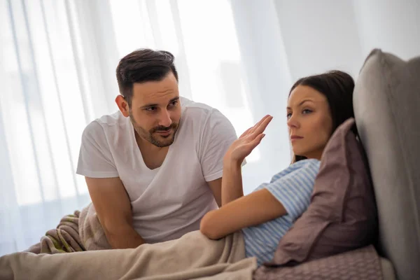 Fiatal Házaspár Azzal Érvelve Ágyban Megsértődött Dühös — Stock Fotó