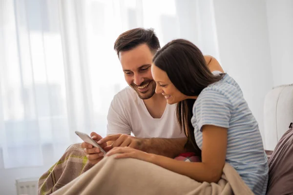 Junges Glückliches Paar Schaut Morgens Bett Aufs Smartphone — Stockfoto