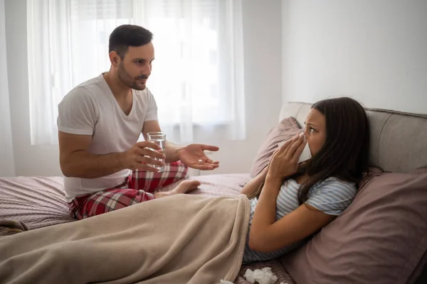 Kvinnan Sjuk Mannen Ger Sina Piller — Stockfoto