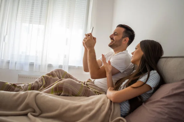 Mujer Está Ofendida Enojada Porque Marido Está Descuidando — Foto de Stock