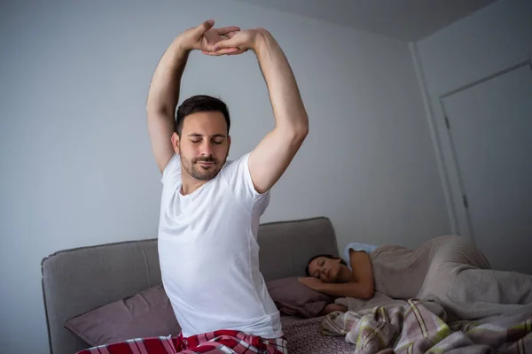 Unga Par Sover Sängen Människan Vaknar Upp För Arbete — Stockfoto