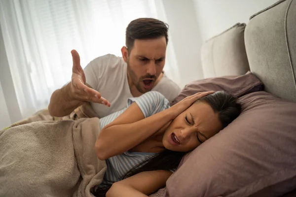 Pareja Joven Discutiendo Cama — Foto de Stock